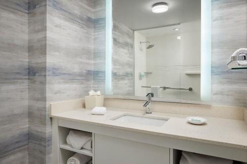 Bethany Beach Ocean Suites Residence Inn — Bathroom