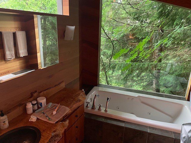 Betsy s Cabins at Mount Rainier — Bathroom