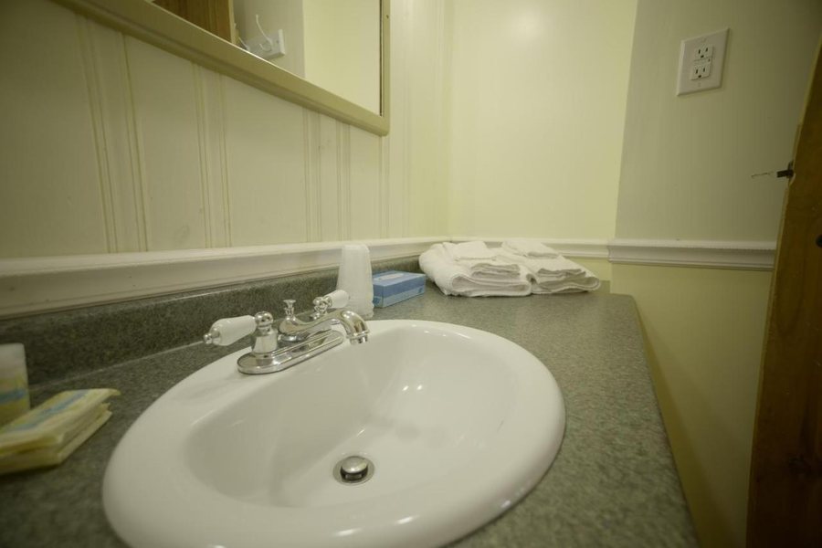 Betty Doon Hotel — Bathroom