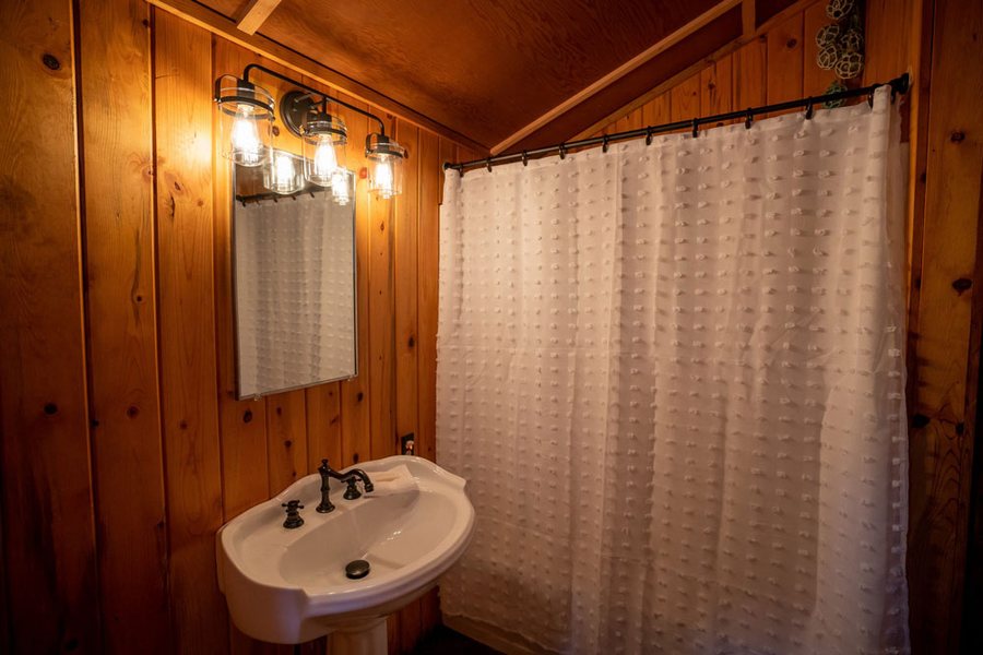 Between Beaches Alaska Cabins — Bathroom