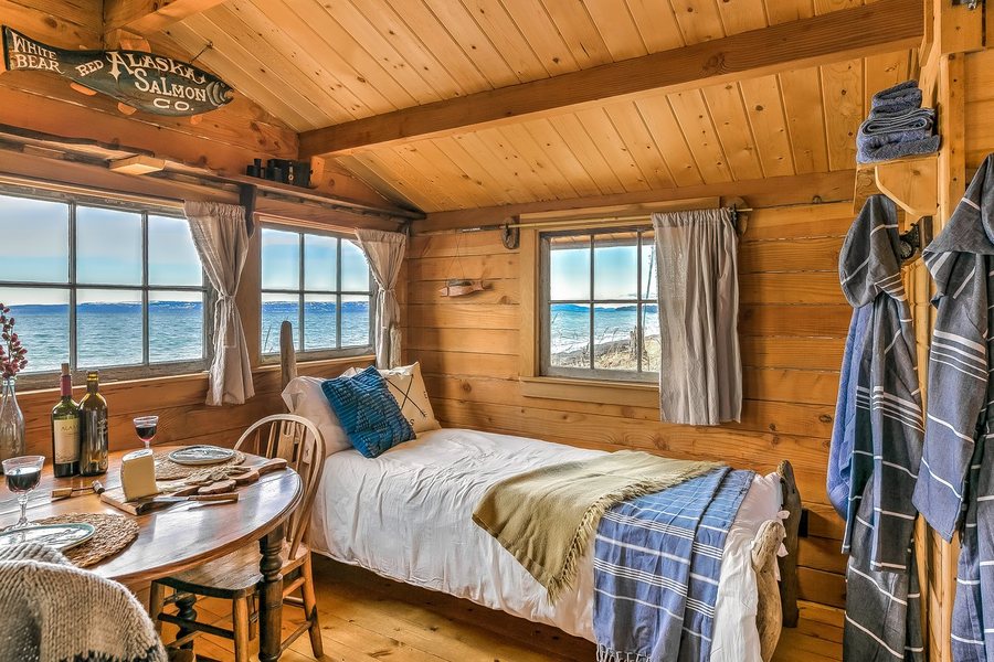 Between Beaches Alaska Cabins — Guest room