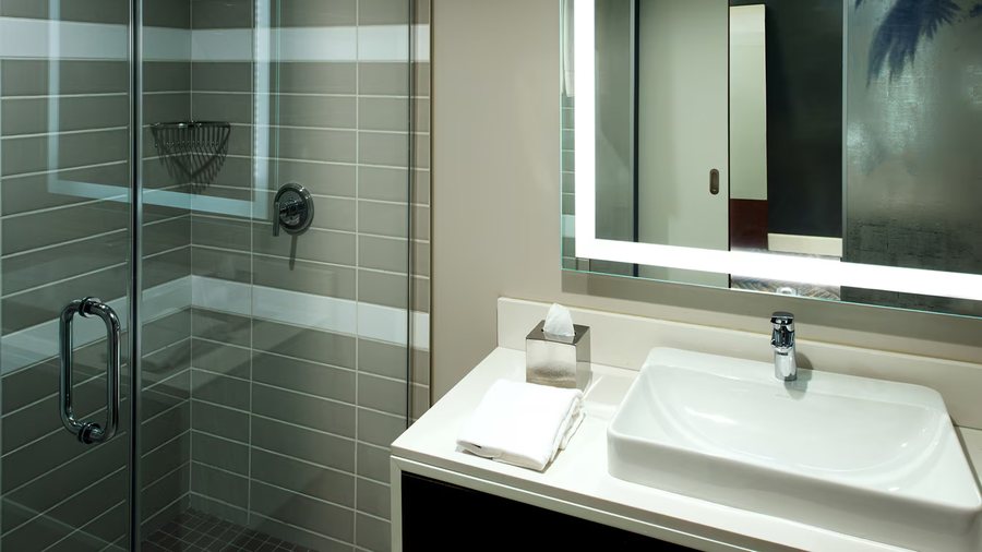 Beverly Inn Los Angeles California — Bathroom