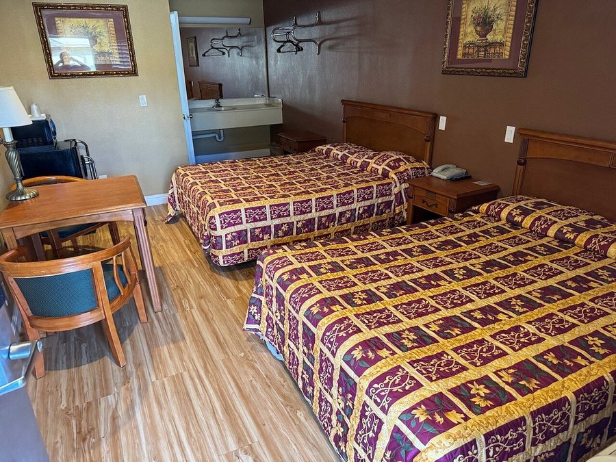 Beverly Inn Los Angeles California — Guest room
