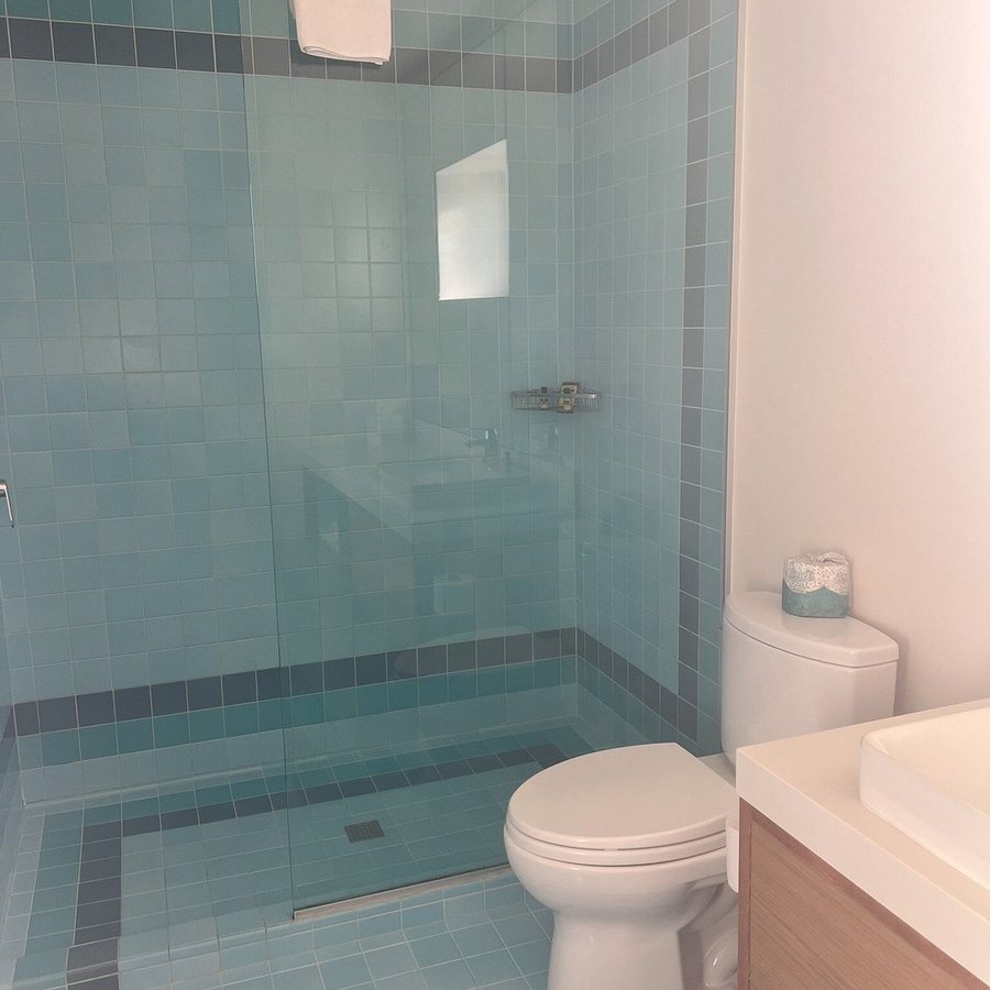 Beverly Laurel Motor Hotel Los Angeles California — Bathroom
