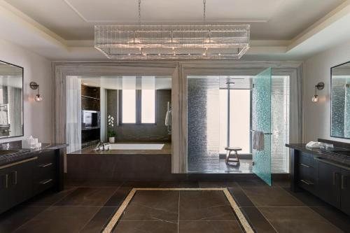 Beverly Wilshire Beverly Hills A Four Seasons Hotel — Bathroom