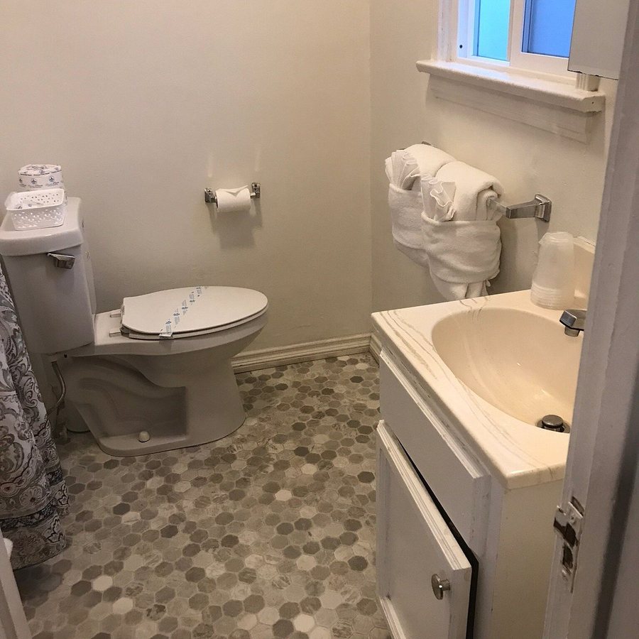 Bevonshire Lodge Motel Los Angeles California — Bathroom
