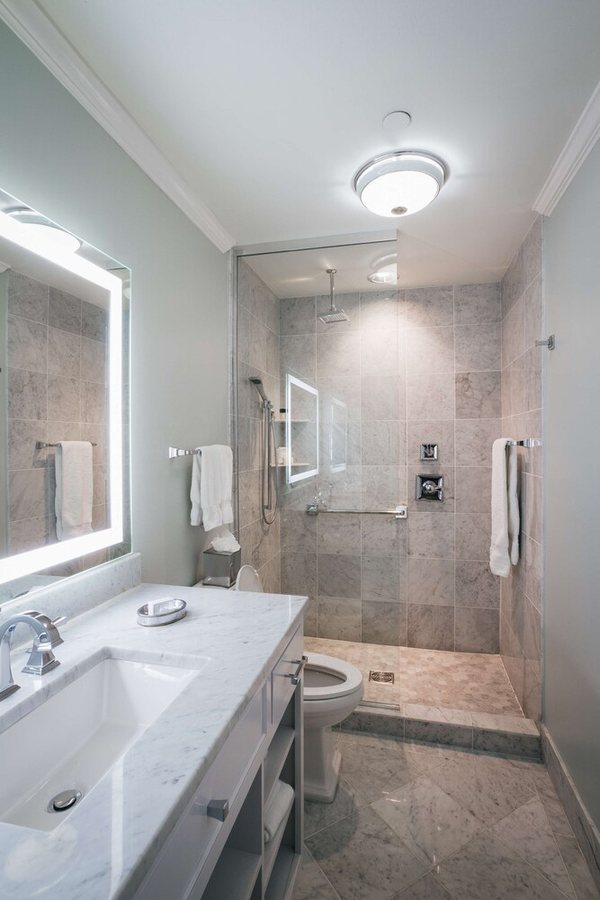 Bienville House New Orleans Louisiana — Bathroom