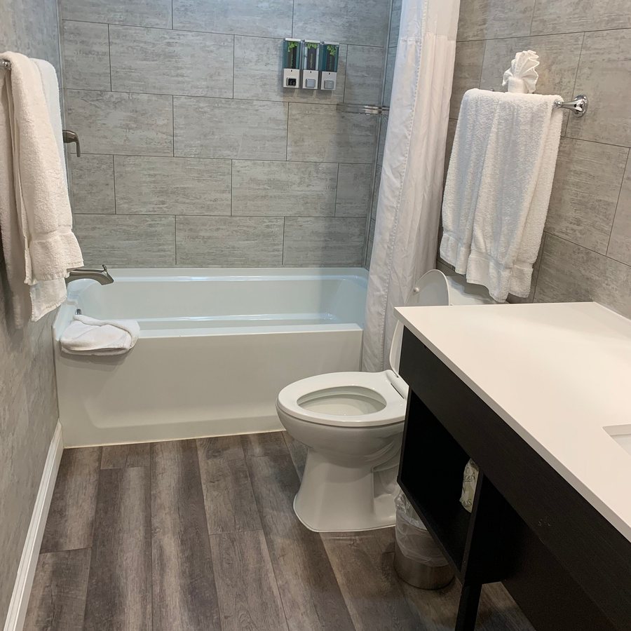 Big Bear Lake Front Lodge — Bathroom