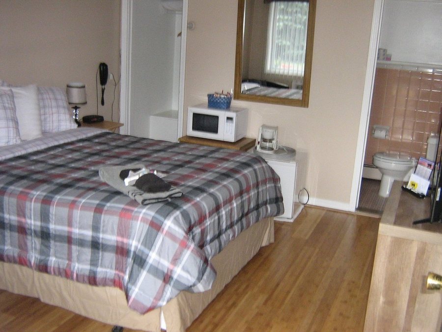 Big Bear Lodge — Guest room