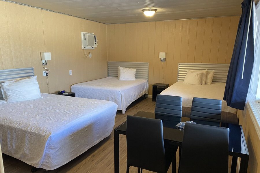 Big Bear Motel — Guest room