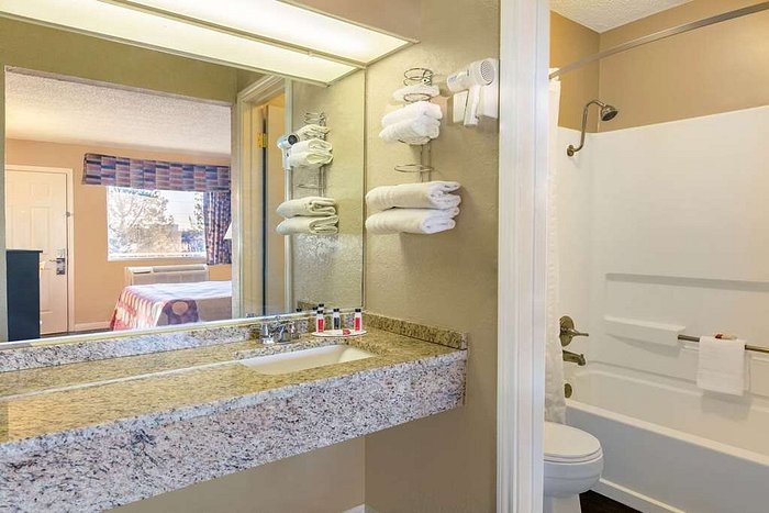 Big Country Hotel Suites — Bathroom