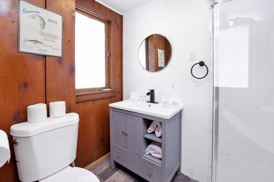 Big Pine Resort — Bathroom