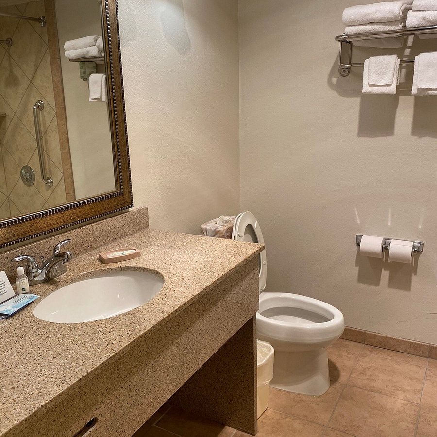 Big Sky Motel — Bathroom