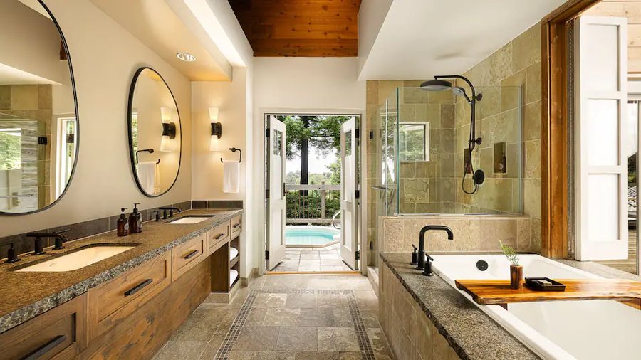 Big Sur Lodge — Bathroom
