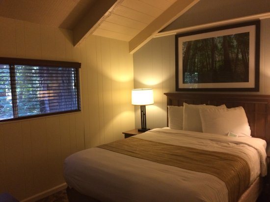 Big Sur River Inn — Guest room