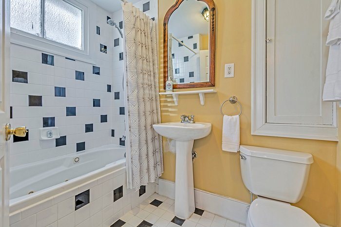 Bijou Boutique Inn — Bathroom