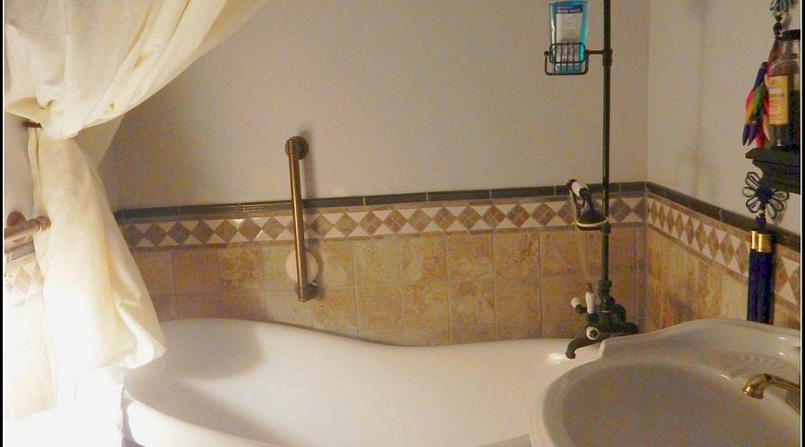 Billie s Backpackers Hostel — Bathroom