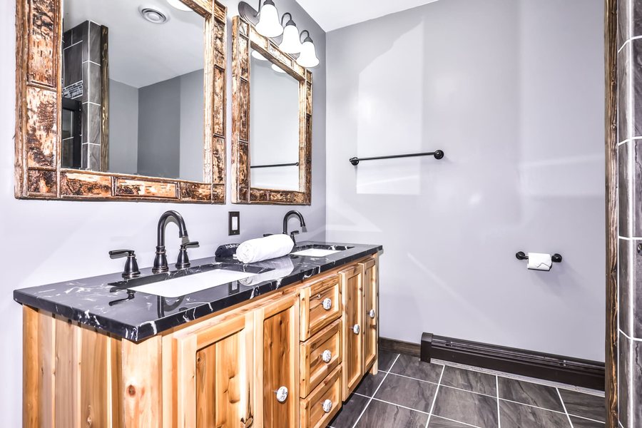 Birchwood Lodge — Bathroom