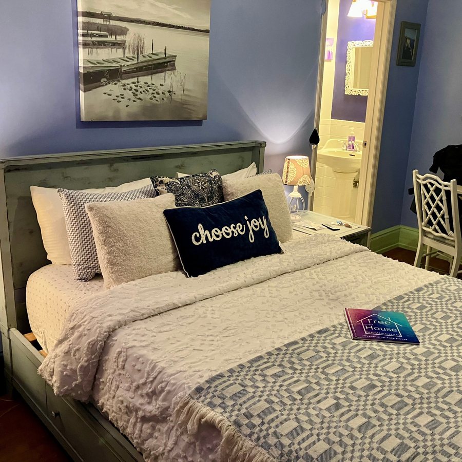 Birmingham Tree House — Guest room