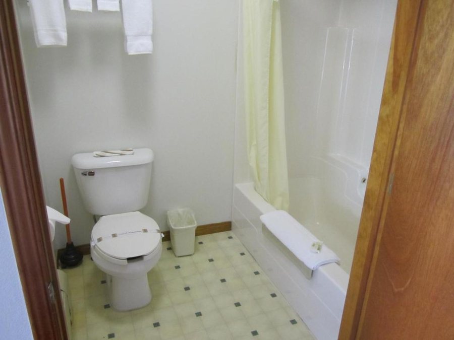 Bishops Country Inn Motel — Bathroom