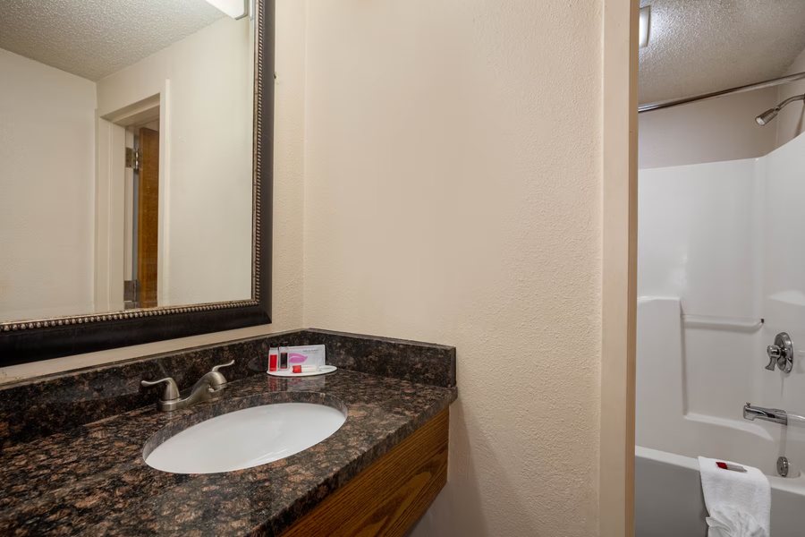 Bison Inn and Suites — Bathroom