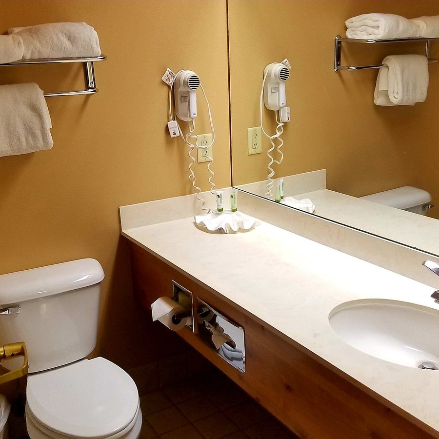 Bitterroot River Inn Conference Center — Bathroom