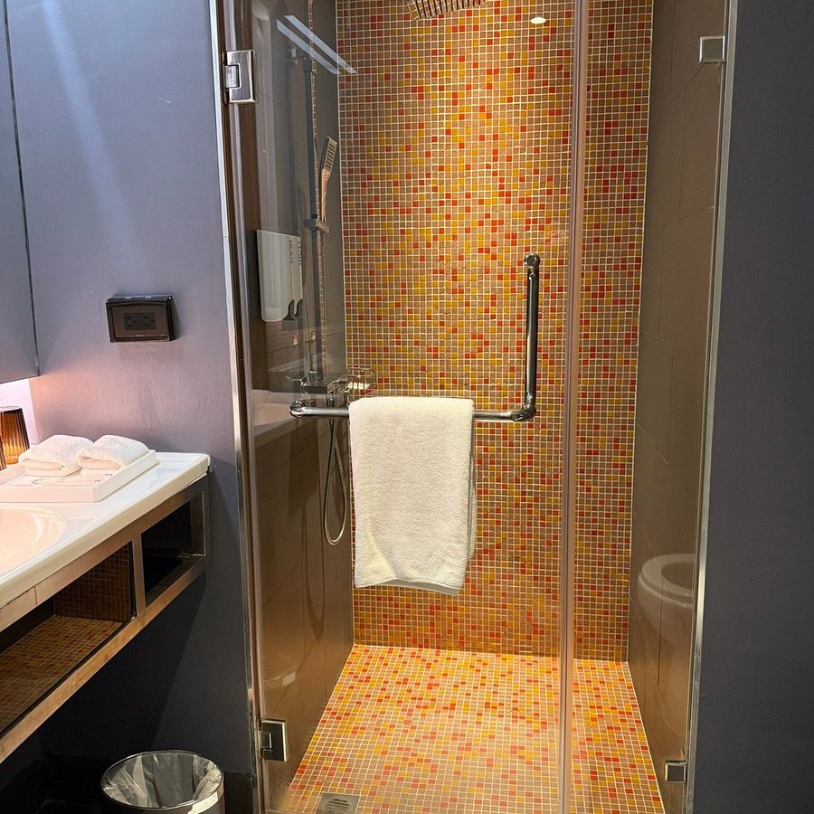 Bizotel Premier — Bathroom