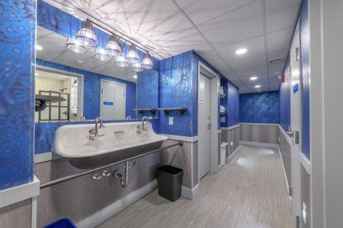 Black Elephant Hostel — Bathroom