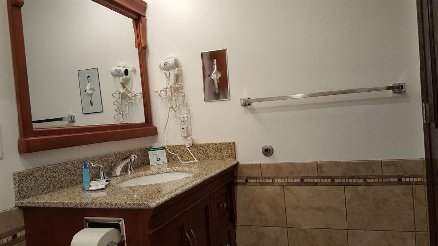 Black Hawk Motel Suites — Bathroom