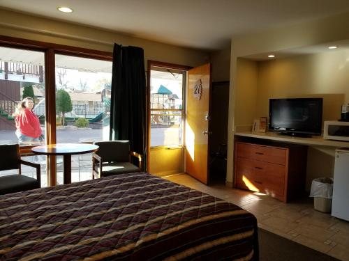 Black Hawk Motel Suites — Guest room