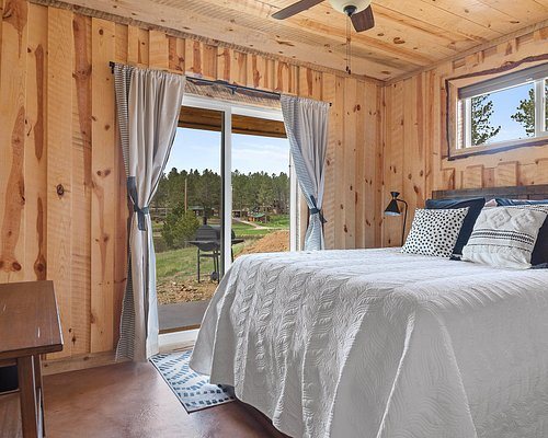 Black Hills Bungalows — Guest room