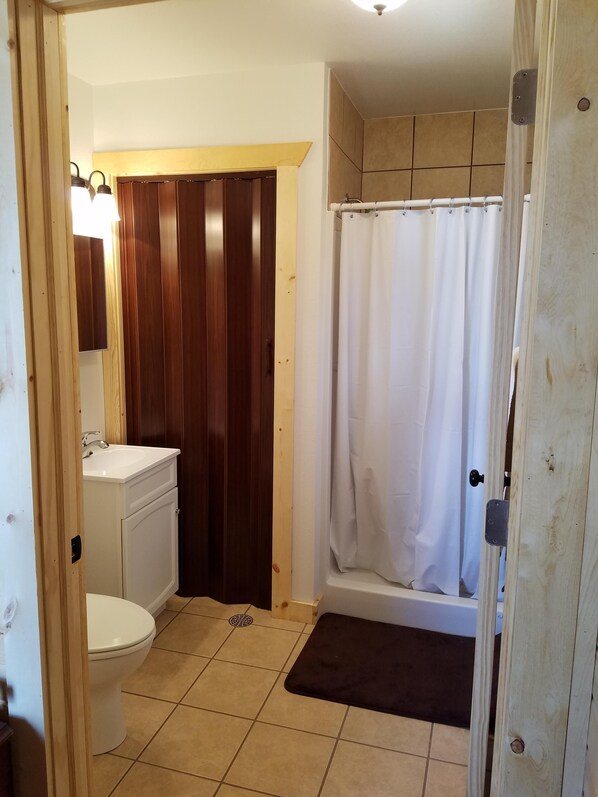 Black Hills Cabins and Motel at Quail s Crossing — Bathroom