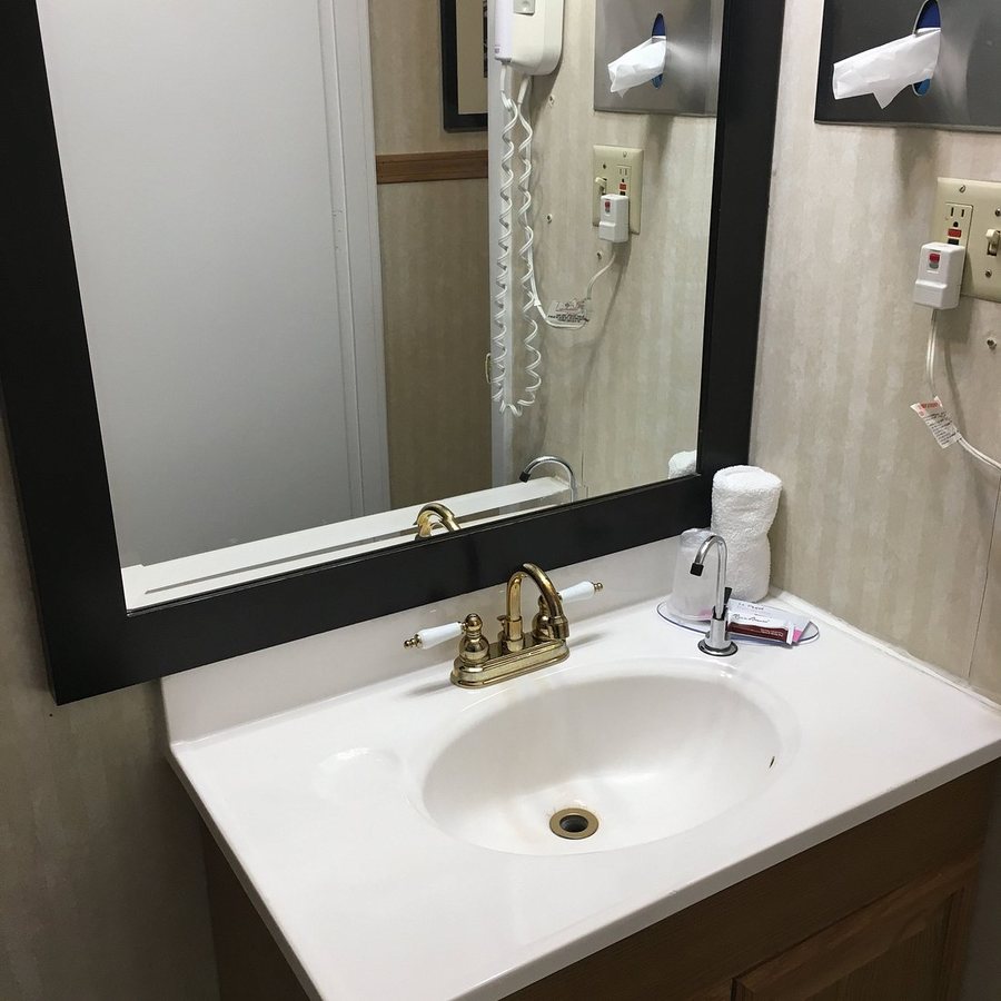 Black Mountain Inn — Bathroom