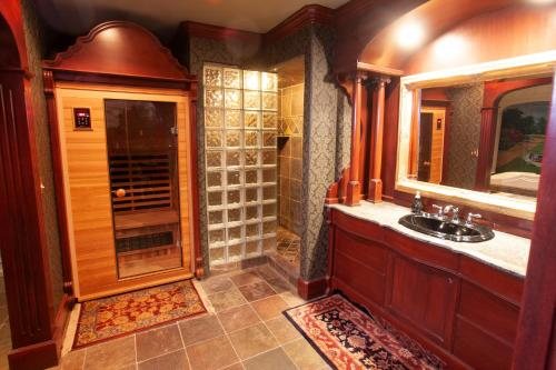 Black Swan Inn Luxurious Theme Suites — Bathroom