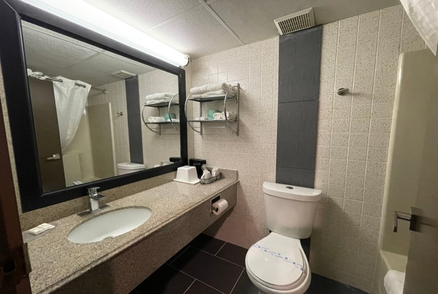 Black Tree Resort — Bathroom