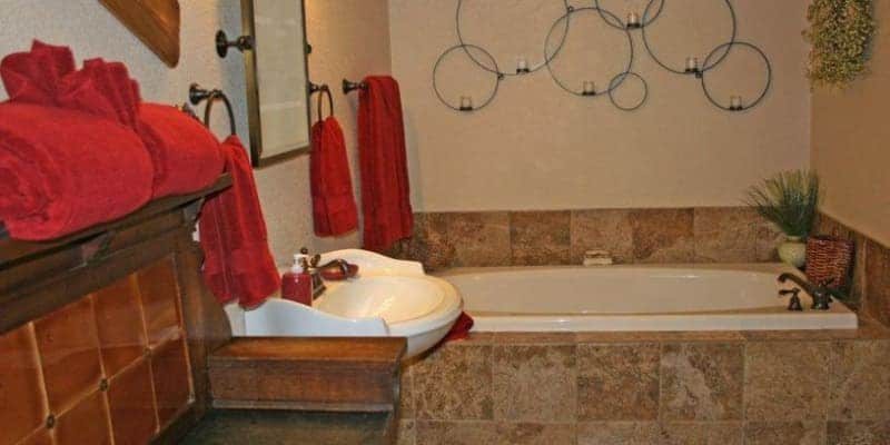 Blackberry Inn at Yosemite — Bathroom