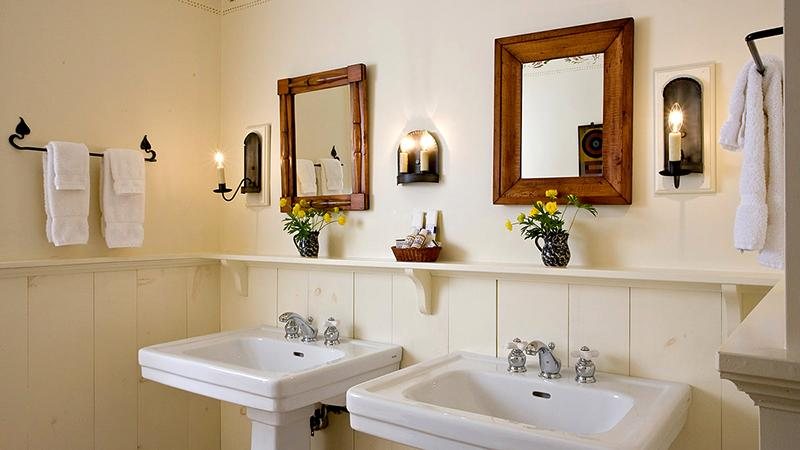 Blacksmith Inn On the Shore — Bathroom