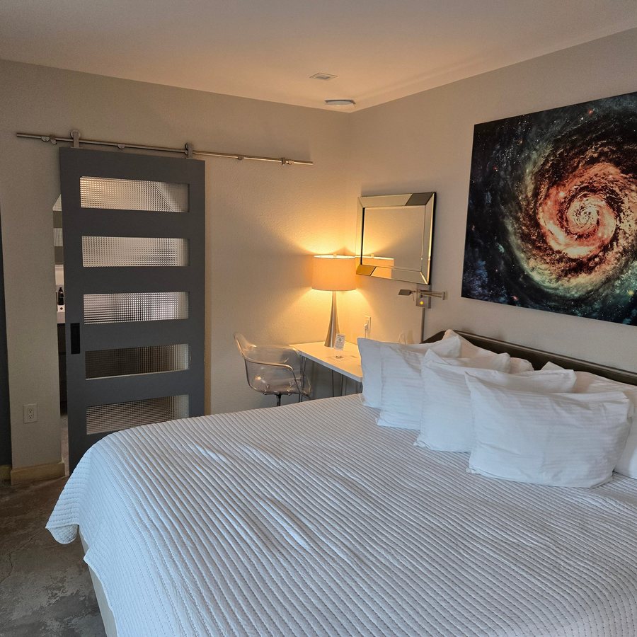Blackstone Hotsprings Lodging Baths — Guest room