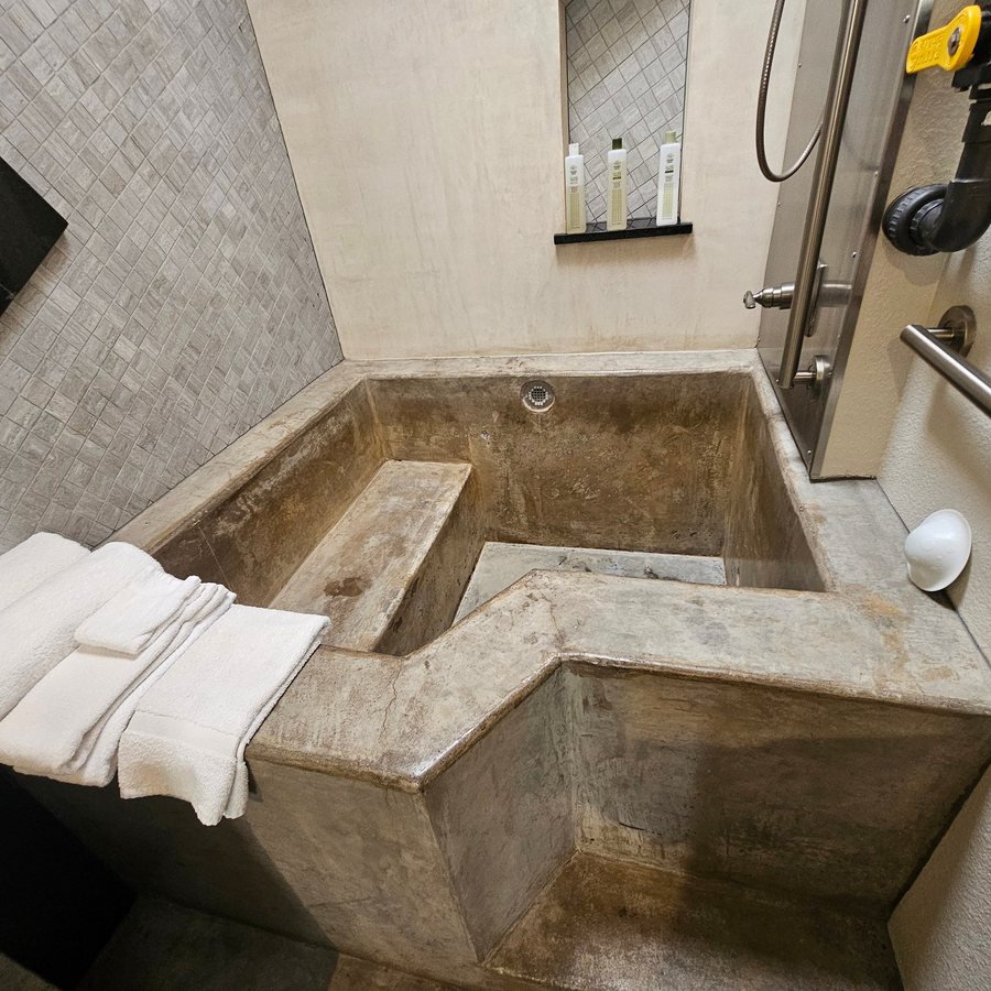 Blackstone Lodge and Suites — Bathroom