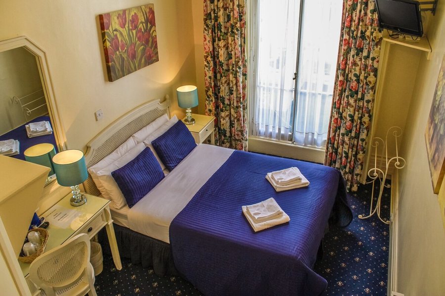 Blades Hotel London England — Guest room
