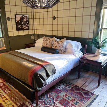 Blind Tiger Burlington — Guest room