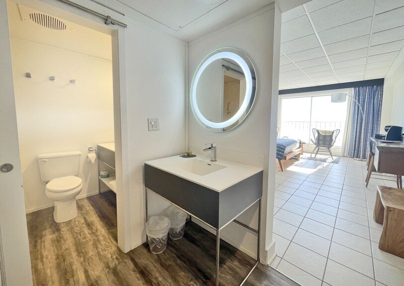 Blockade Runner Motor Inn — Bathroom
