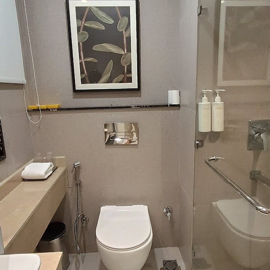 Bloom Hotel GK2 — Bathroom