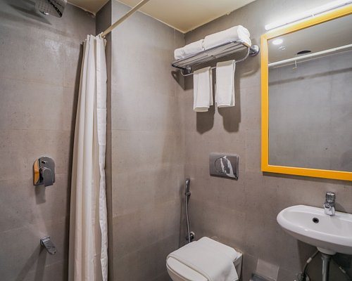 Bloom Hotel Worli — Bathroom