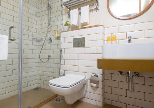 Bloom Hub Weh Andheri — Bathroom