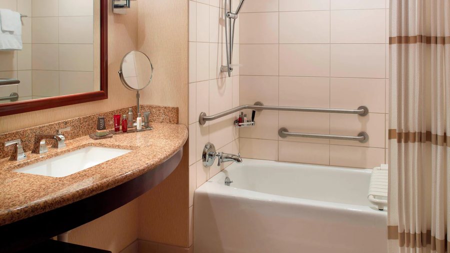 Bloomington Normal Marriott Hotel Conference Center — Bathroom