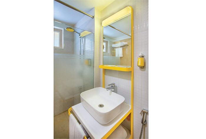 Bloomrooms Janpath — Bathroom