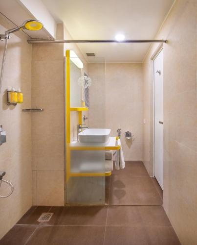 Bloomrooms Link Road — Bathroom