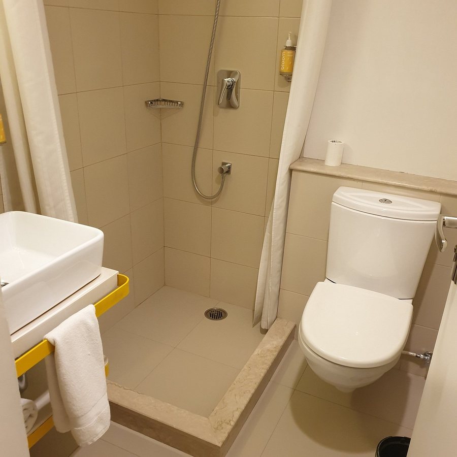 Bloomrooms New Delhi Railway Station — Bathroom