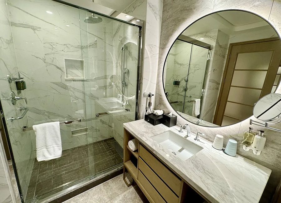 Blossom Hotel Houston Curio Collection by Hilton Houston Texas — Bathroom